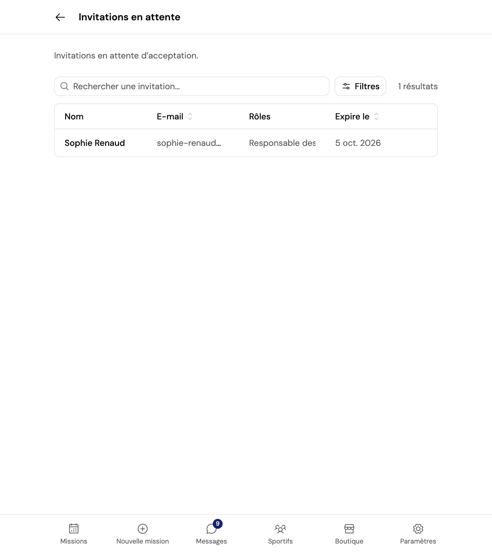 La page Invitations en attente : l’invitation de Sophie Renaud, responsable des missions, qui expire le 5 octobre 2026.