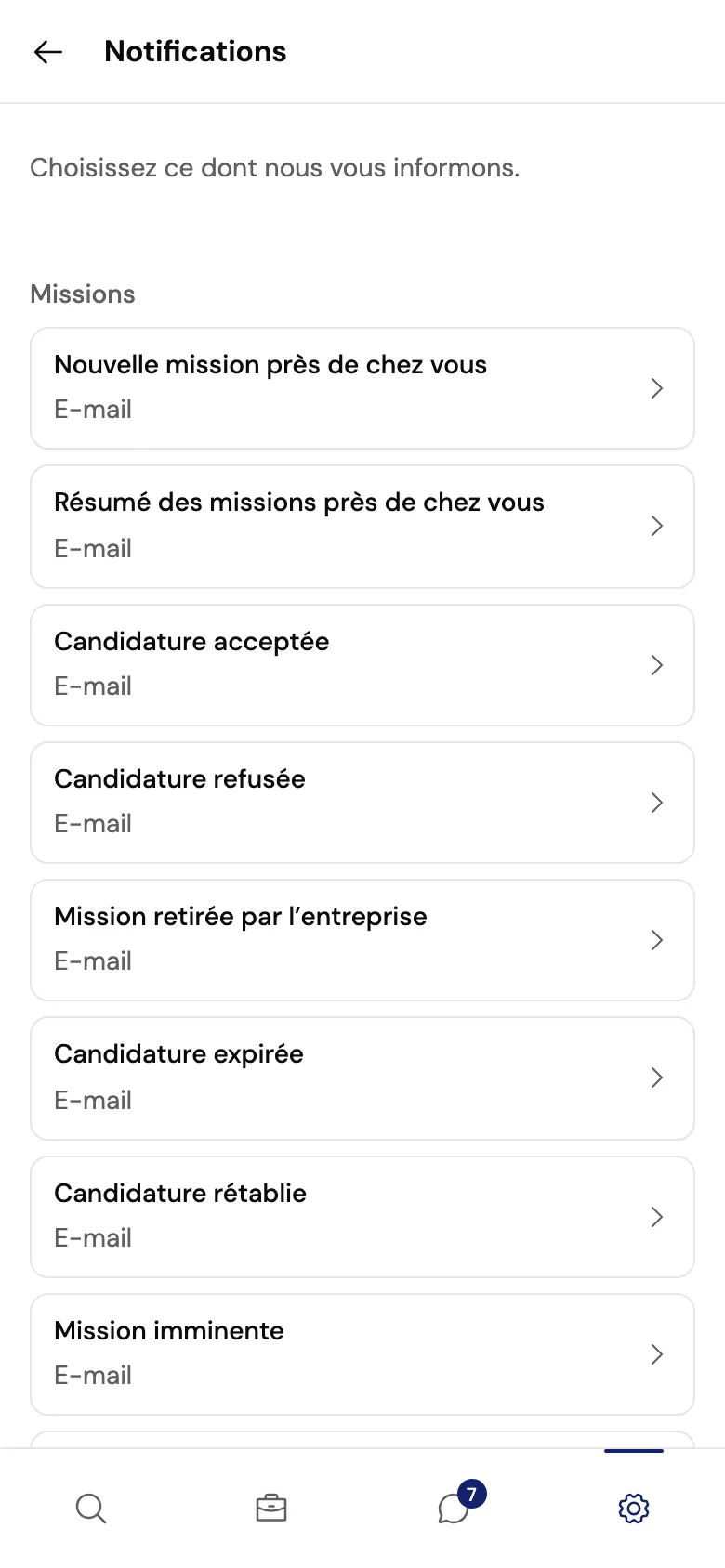 La page Notifications : la catégorie Missions avec Nouvelle mission près de chez vous, Candidature acceptée, Candidature refusée et d’autres sujets, chacun reçu par e-mail.