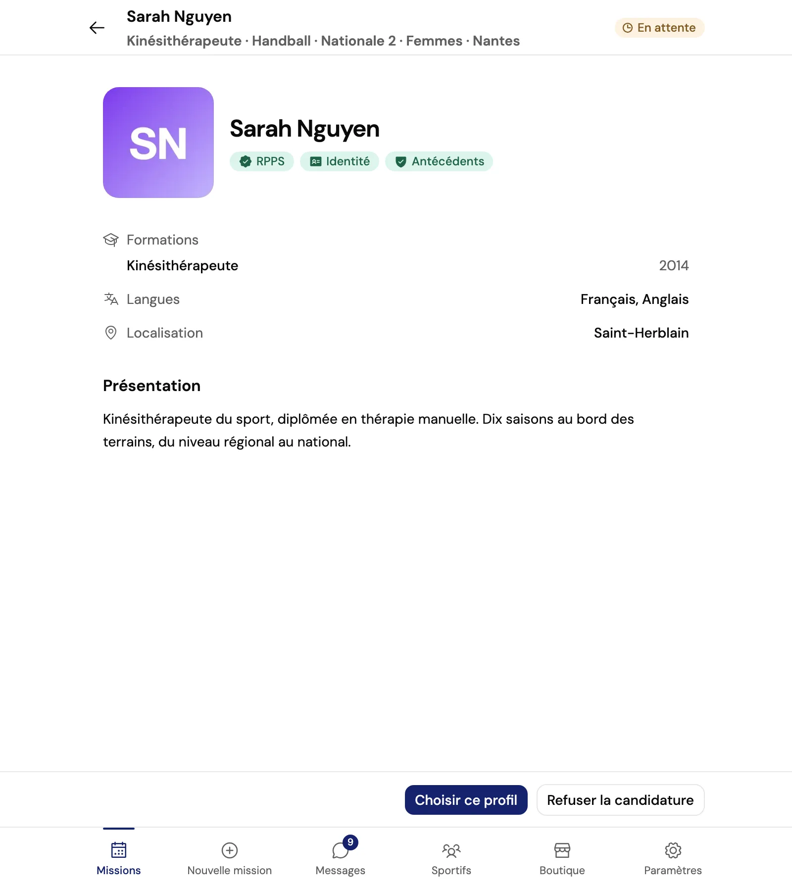 Le profil de Sarah Nguyen, kinésithérapeute, avec les badges RPPS, Identité et Antécédents, sa formation, ses langues, sa ville, sa présentation et les boutons Choisir ce profil et Refuser la candidature.