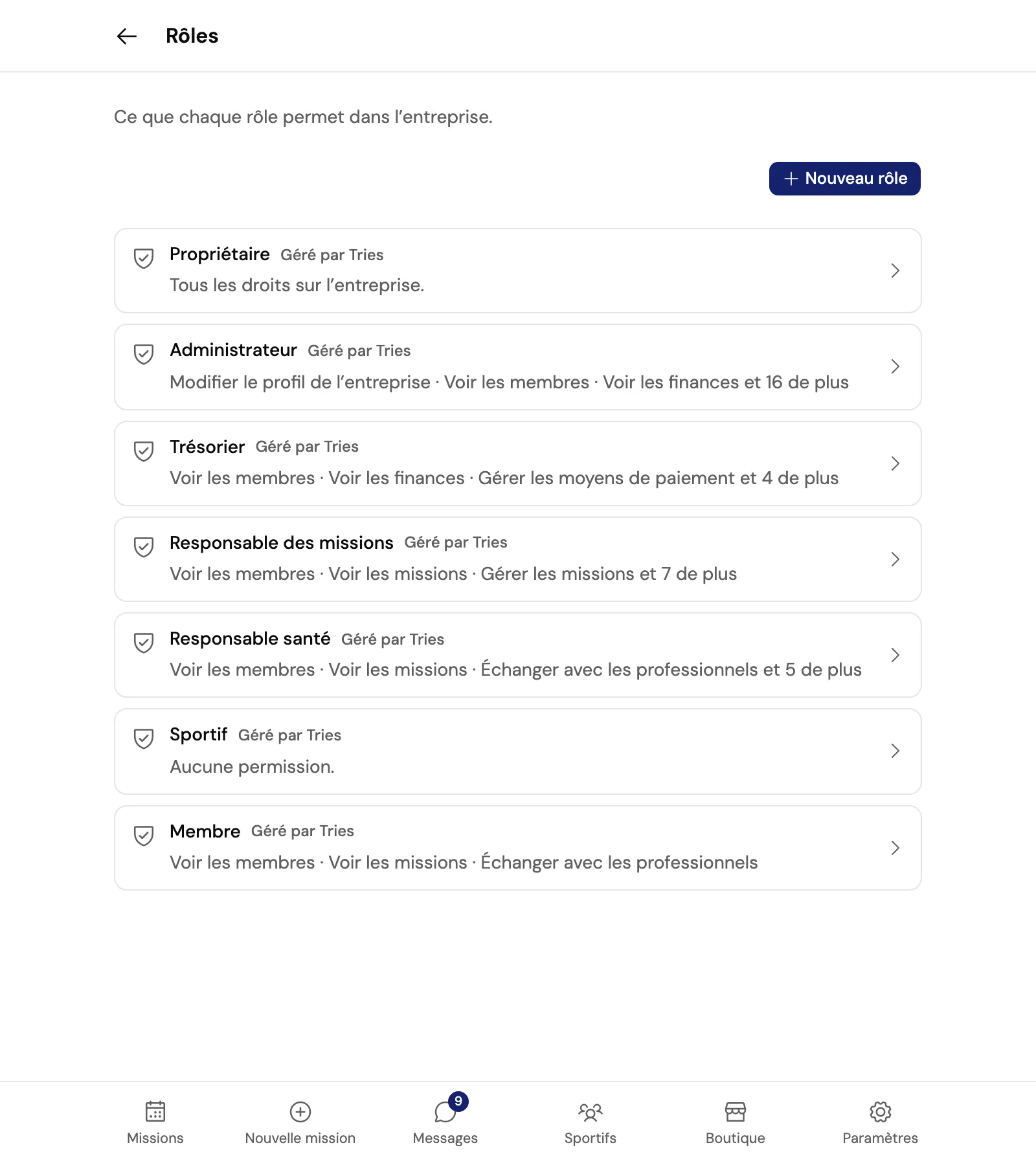 La page Rôles : Propriétaire, Administrateur, Trésorier, Responsable des missions, Responsable santé, Sportif et Membre, chacun gérés par Tries, avec un résumé de leurs droits.
