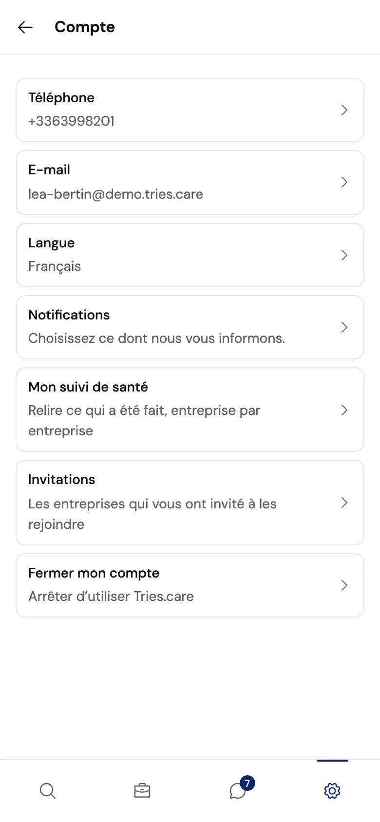 La rubrique Compte des paramètres d’une professionnelle de santé : Téléphone, E-mail, Langue, Notifications, Mon suivi de santé, Invitations et Fermer mon compte.